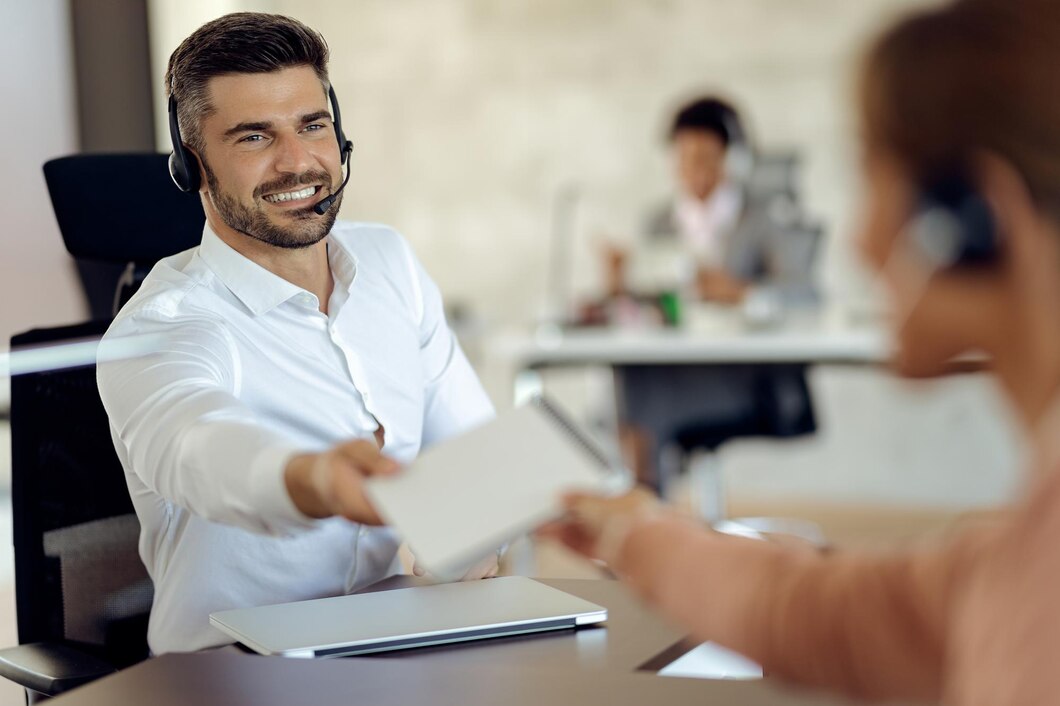 hombre negocios feliz cooperando su colega mientras trabaja oficina 637285 8943